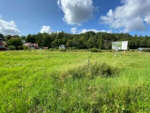 Tomter och skylt nedre lycke